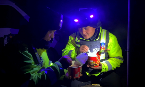 新疆乌恰:交警深夜保畅，为群众送“爱心餐”！